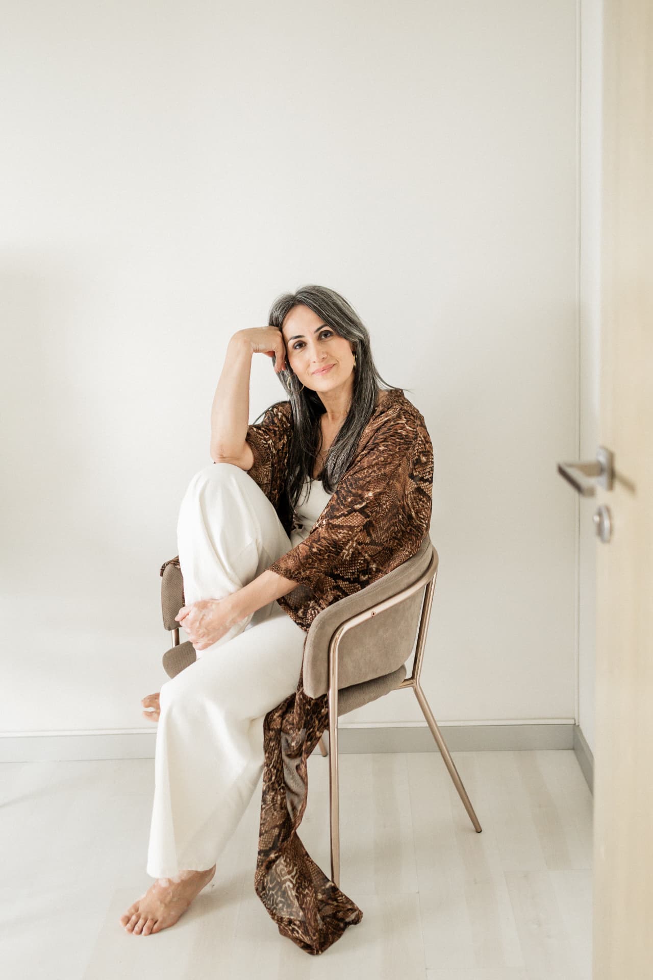 Adriana Guimeráns atendiendo a una clienta